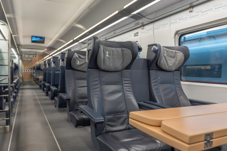 Sitze der ersten Klasse mit Tisch